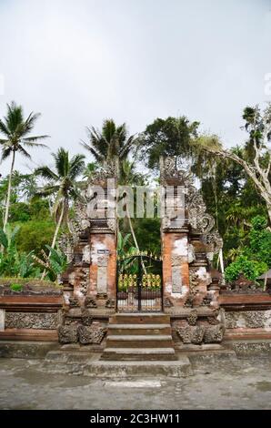 Bali Tempeltor - Pura Tirta Empul. Heiliger Quellwasser`s Tempel Pura Tirtha Empul in Tampak, einem der wichtigsten Tempel Balis, Indonesien Stockfoto